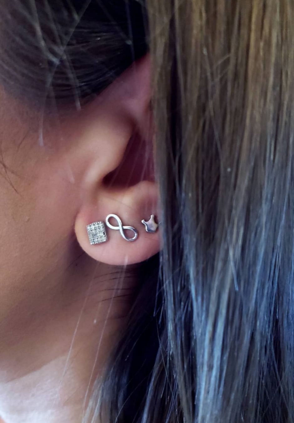 Diskretne minđuše Infiniti