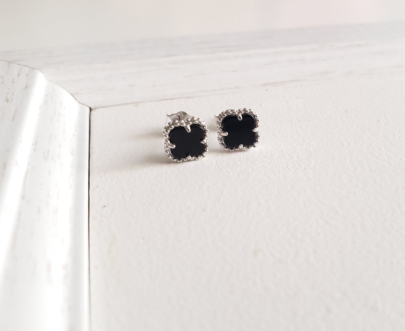 Minđušice quatrefoil black