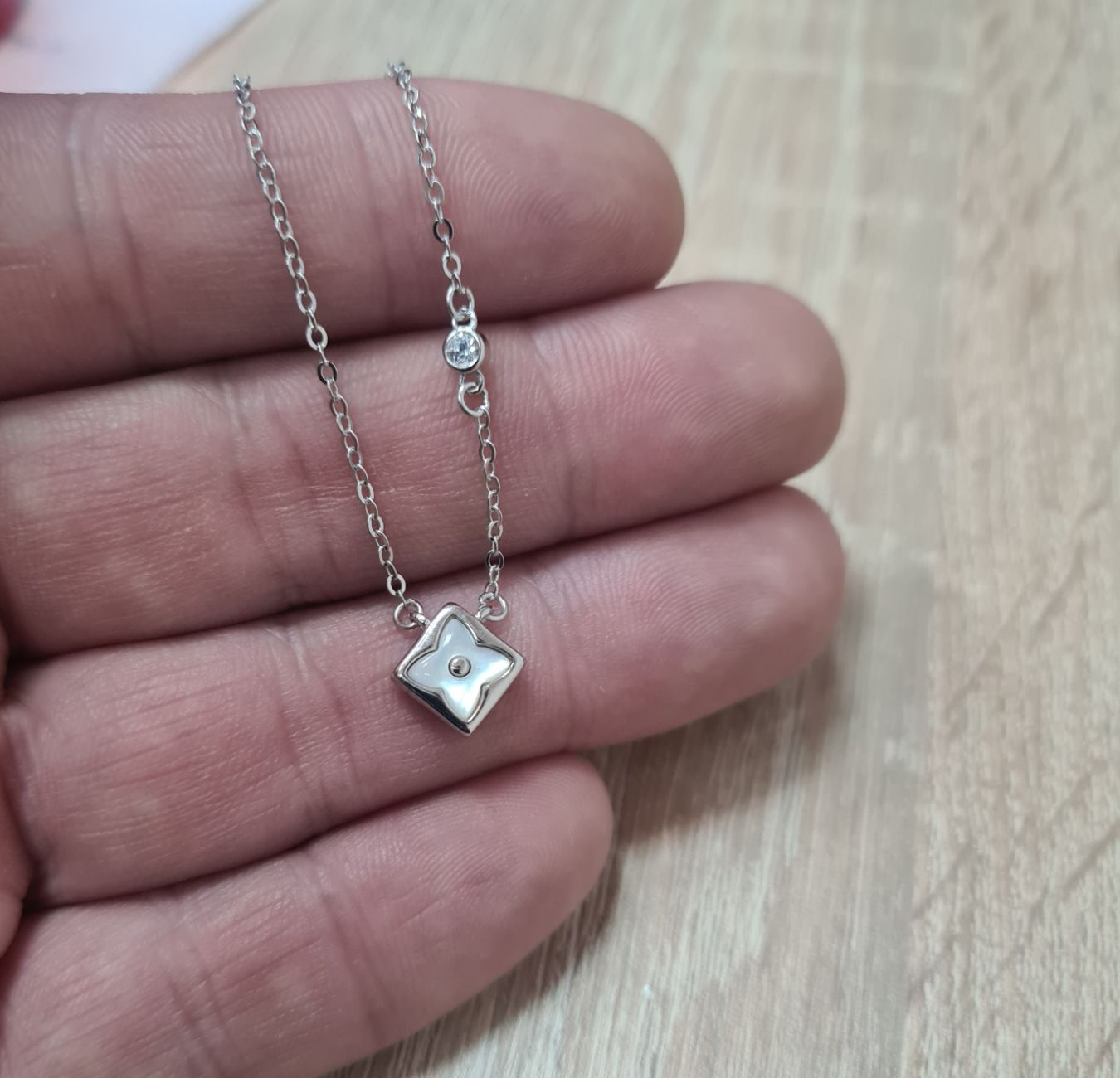 Diskretna ogrlica  sa sedefom