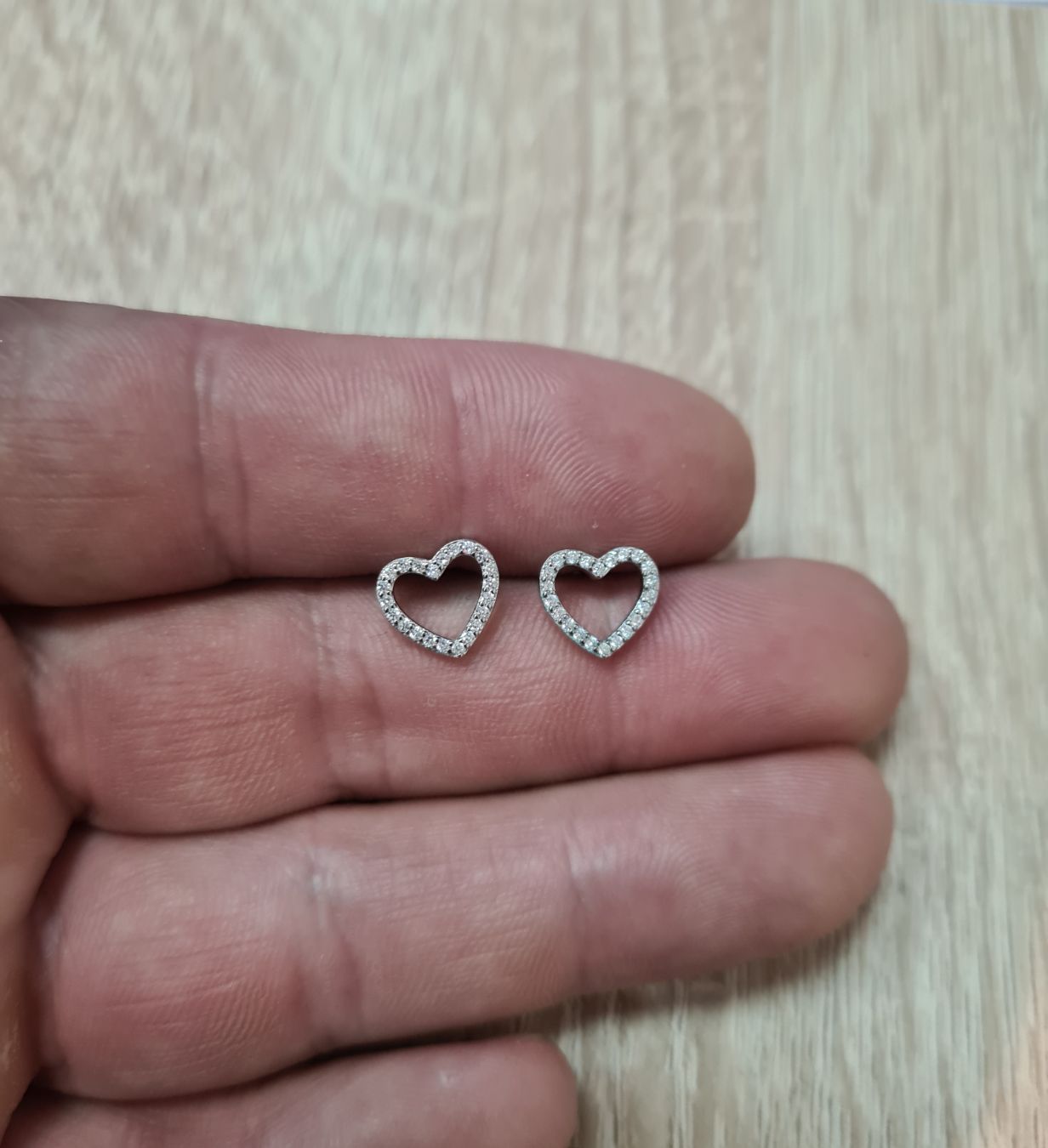 Mindjuše u konturi srca sa kamenčićima