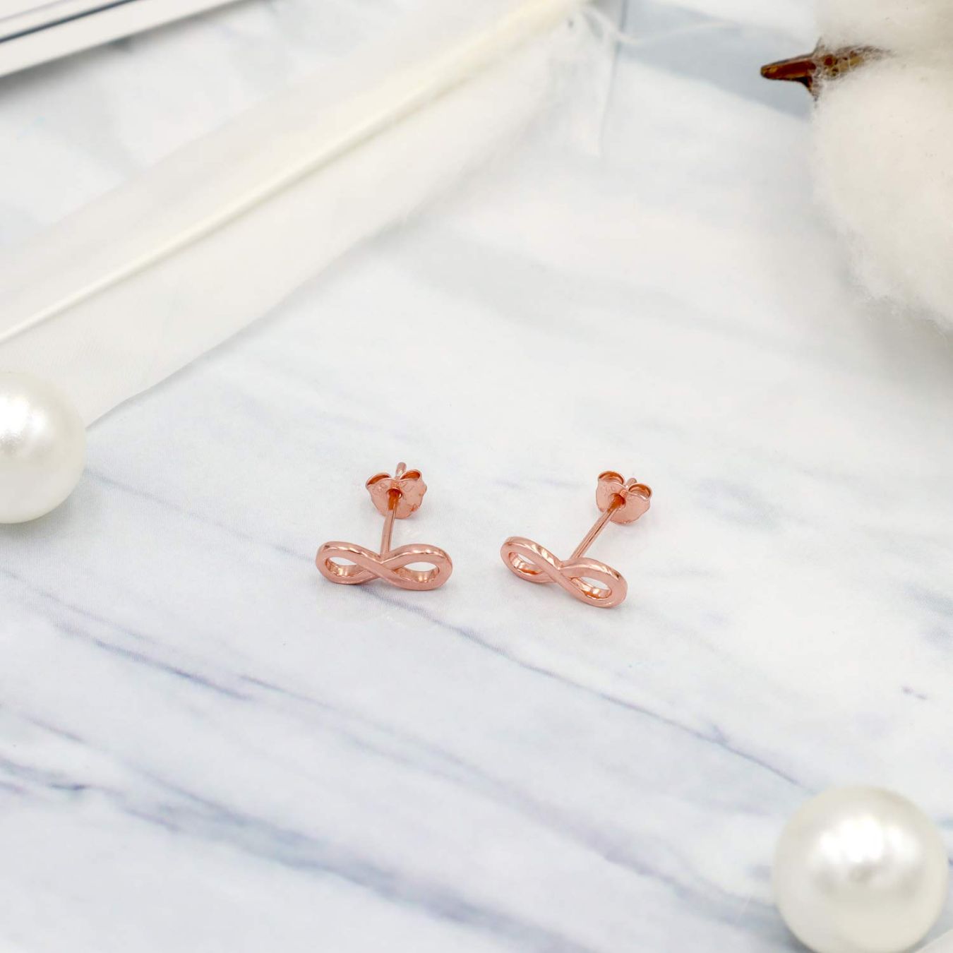 Diskretne minđuše Infiniti